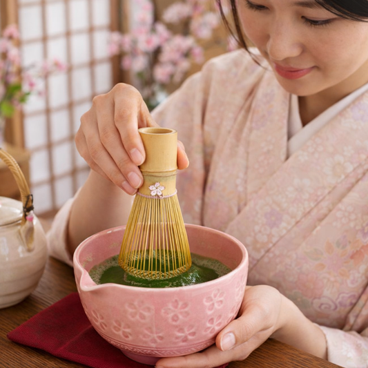 Fouet Matcha Artisanal Avec Brins Serrés Et Ornement Sakura