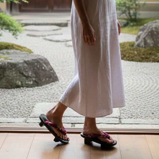 Sandales Geta En Bois Noir Pailleté Avec Lanière Fleurie