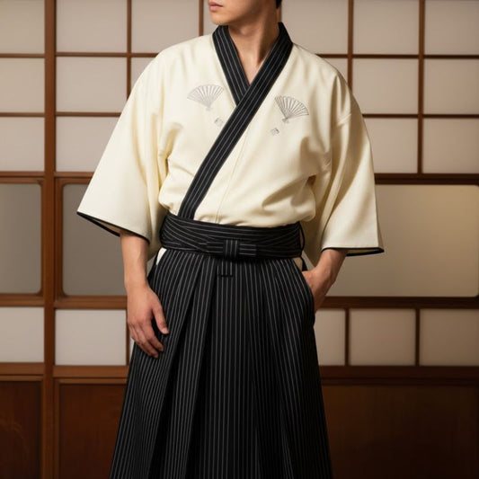Kimono Japonais Élégant Avec Motifs Éventail Et Hakama Rayé
