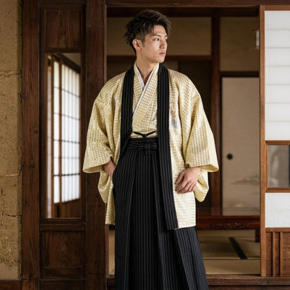 Kimono Japonais Traditionnel Avec Haori Clair Et Hakama Rayé