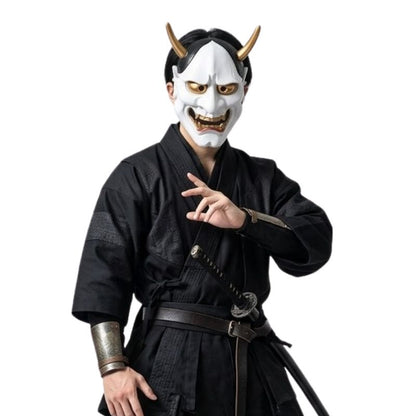 Masque Nô Traditionnel Avec Détails Dorés