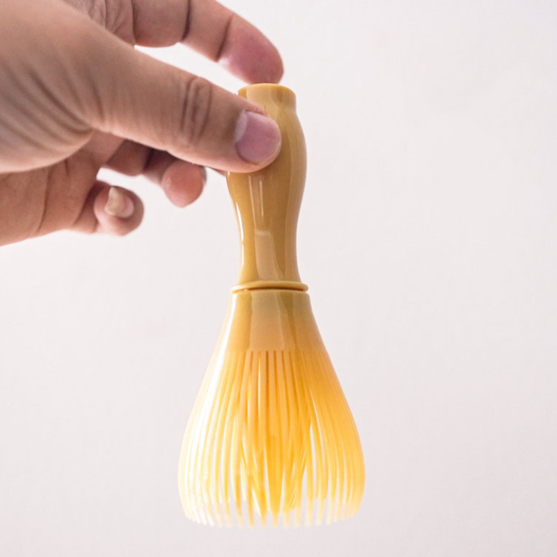 Fouet Matcha En Résine Jaune Avec Brins Flexibles