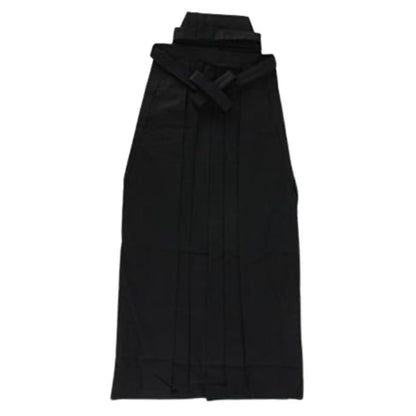 Kimono Japonais Traditionnel Rouge Avec Hakama Noir Élégant