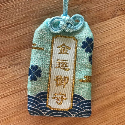 Omamori Japonais Avec Motifs Vagues