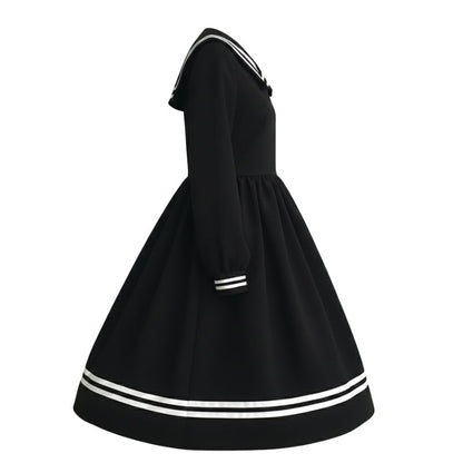 Robe Japonaise Noire Avec Col Marin Et Nœud Blanc