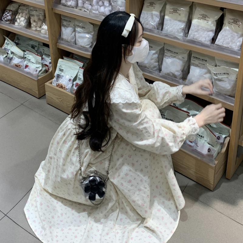Robe Japonaise En Style Vintage Avec Motifs Floraux Discrets