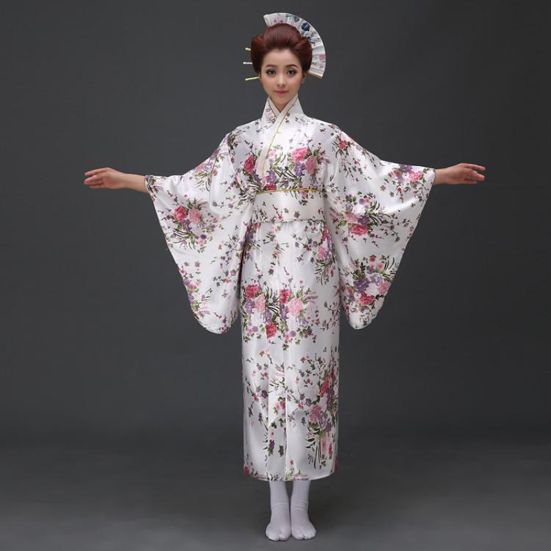 Kimono Traditionnel Féminin Avec Coupe Longue