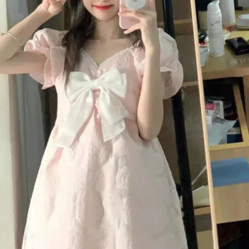 Robe Japonaise Rose Poudré Avec Nœud Large Et Manches Bouffantes