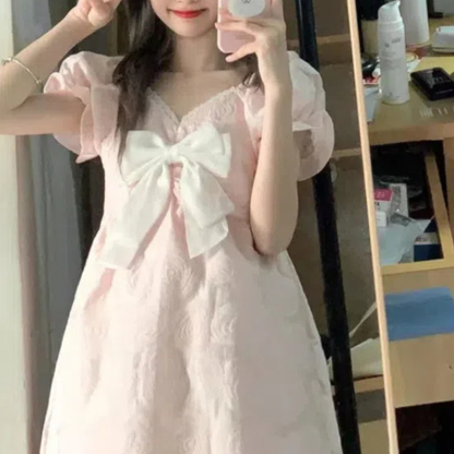 Robe Japonaise Rose Poudré Avec Nœud Large Et Manches Bouffantes