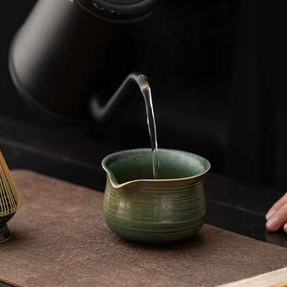 Bol Matcha En Céramique Verte Avec Bec Verseur Et Finition Striée