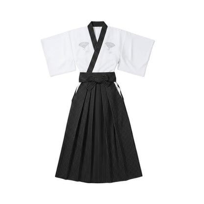 Kimono Japonais Élégant Avec Motifs Éventail Et Hakama Rayé