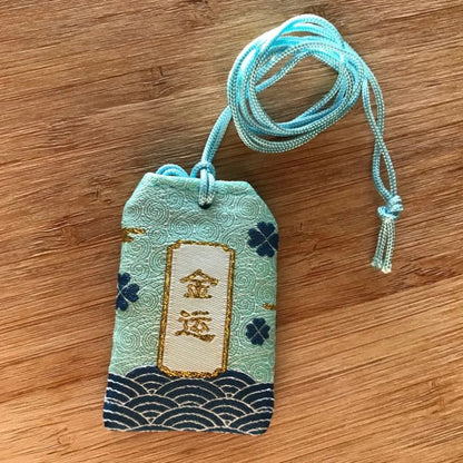 Omamori Japonais Avec Motifs Vagues