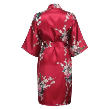 Kimono En Satin Rouge Avec Motifs Floraux Et Paon