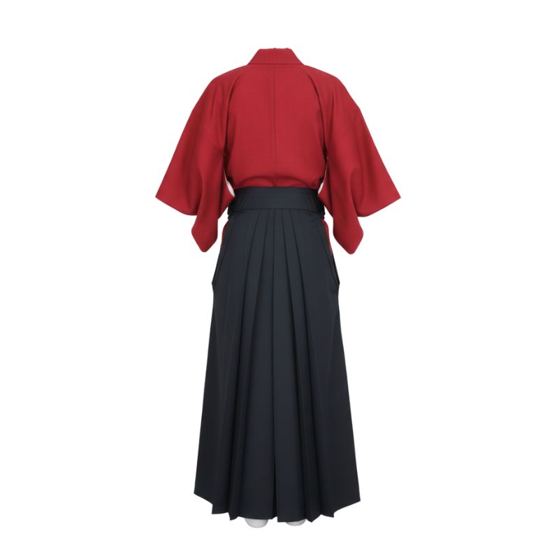 Kimono Japonais Traditionnel Rouge Avec Hakama Noir Élégant