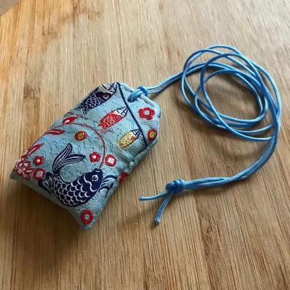 Omamori Japonais Avec Poissons Koi