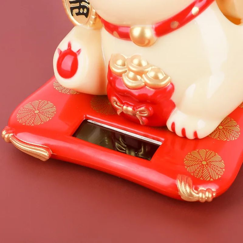 Maneki Neko Souriant À Énergie Solaire