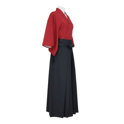 Kimono Japonais Traditionnel Rouge Avec Hakama Noir Élégant
