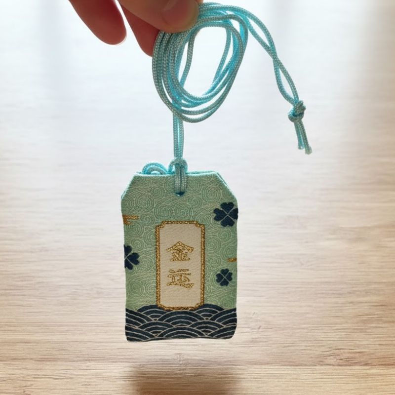 Omamori Japonais Avec Motifs Vagues