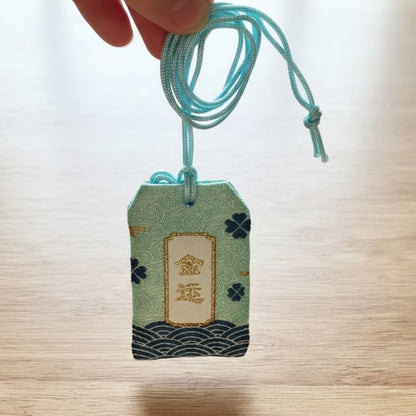 Omamori Japonais Avec Motifs Vagues