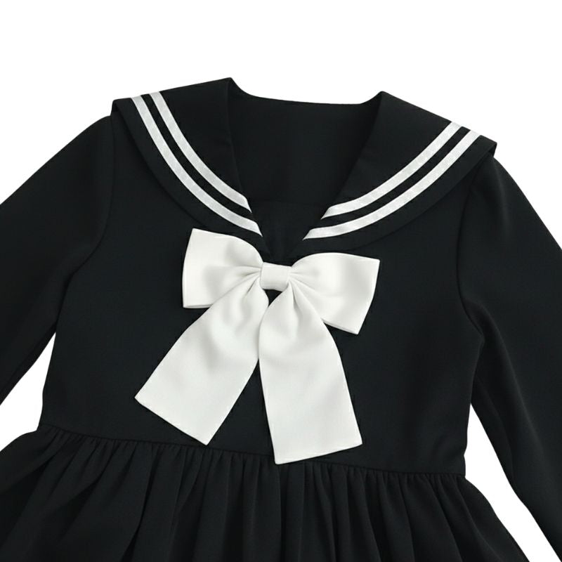 Robe Japonaise Noire Avec Col Marin Et Nœud Blanc