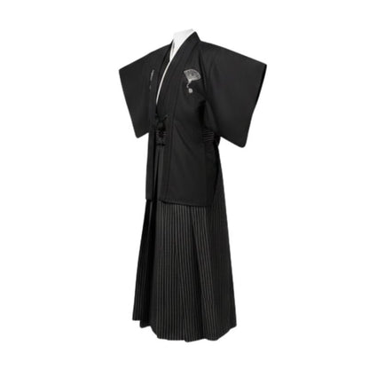 Kimono Japonais Élégant Avec Motifs Éventail Et Hakama Rayé
