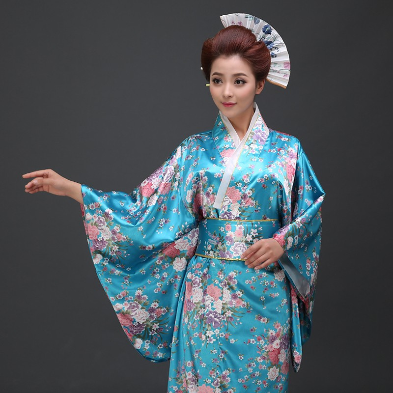Kimono Traditionnel Féminin Avec Coupe Longue