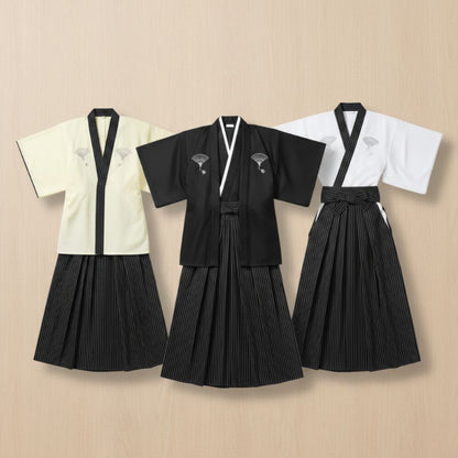 Kimono Japonais Élégant Avec Motifs Éventail Et Hakama Rayé