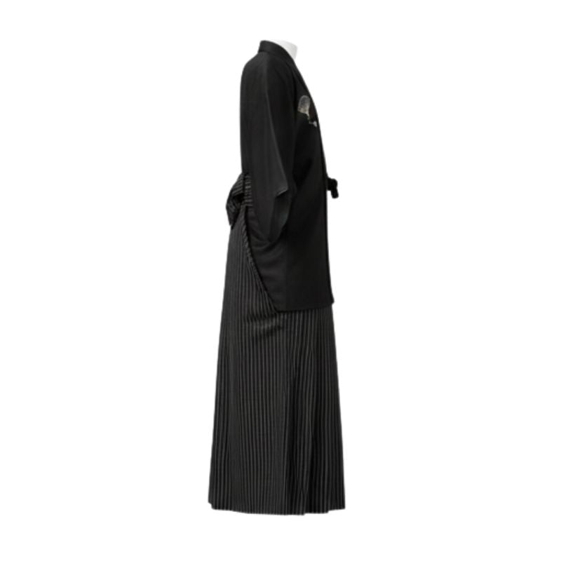 Kimono Japonais Élégant Avec Motifs Éventail Et Hakama Rayé