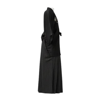 Kimono Japonais Élégant Avec Motifs Éventail Et Hakama Rayé