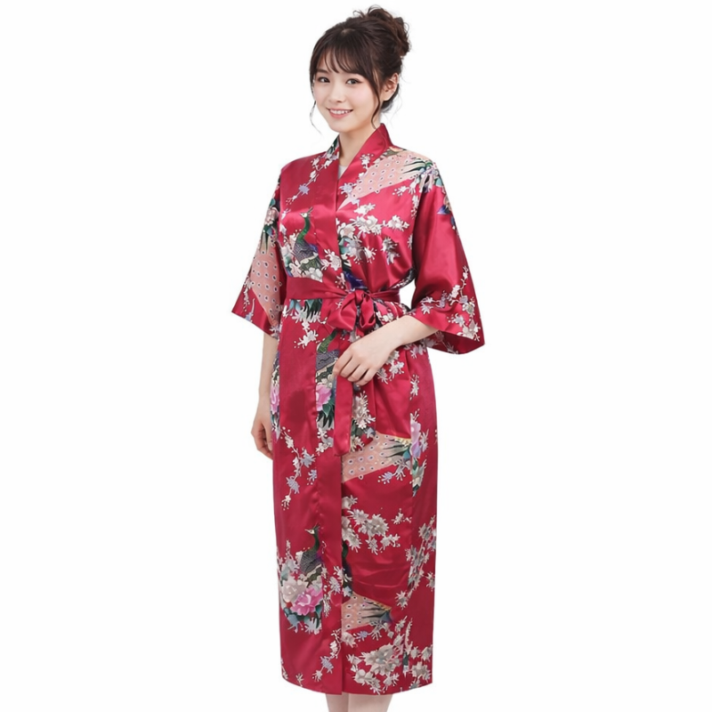 Kimono En Satin Rouge Avec Motifs Floraux Et Paon