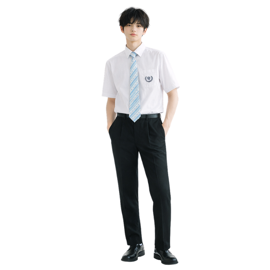 Uniforme Japonais en Chemise Blanche Et Cravate Rayée